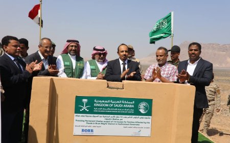 محافظ حضرموت يضع حجر الأساس لمشروع بناء 114 وحدة سكنية للأسر الفقيرة والمتضررة بمدينة ميفع عبر مركز الملك سلمان