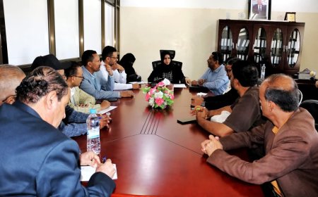 وكيل محافظة تعز للشؤون الصحية تعقد اجتماعًا موسعًا لمناقشة تطوير الأداء الصحي في المحافظة