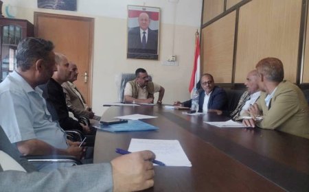 الوكيل جامل يتراس إجتماع لمناقشة انجازات المشاريع الخدمية للعام 2024م