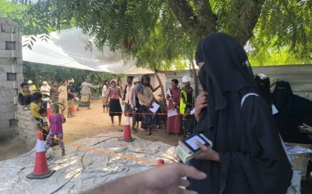 خنفر.. منظمة كير العالمية تصرف لـ 80 مستفيد بمنطقة ساكن وعيص حوالات نقدية 