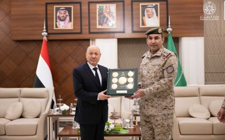 رئيس مجلس القيادة يزور مقر قيادة التحالف العربي