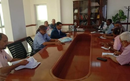 نائب مدير عام مكتب الصحة العامة والسكان بلحج يلتقي باللجنة المكلفة للنزول إلى المكاتب الايرادية بالمحافظة