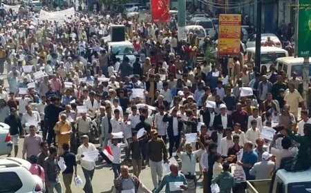 المعلمون في تعز يهددون بالإضراب الشامل حال تجاهلت الحكومة مطالبهم بصرف مرتب نوفمبر