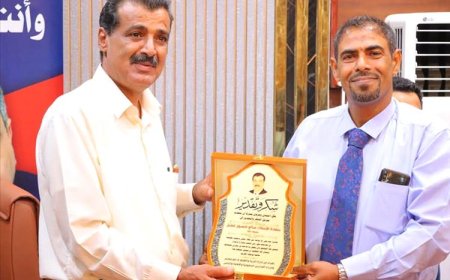 مكتب التربية والتعليم بخورمكسر يكرم المدير السابق "صالح منصور"