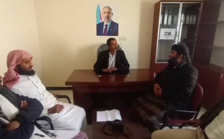 مدير الأوقاف والإرشاد بعتق يلتقي رئيس المجلس الانتقالي بالمديرية بمقر المجلس بعتق