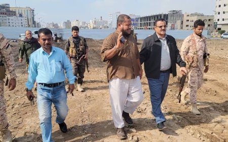 خلال تفقده مشروع إنشاء مواقف للسيارات في شارع التسعين.. مدير عام المنصورة يثمن دور القطاع الخاص المساند لجهود قيادة السلطة المحلية بالمديرية