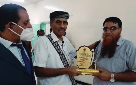 اعترافا بجهوده ودوره: السلطة بأحور تكرم الدكتور الثرم والمدحدح يؤكد أن مستشفى احور لم يشهد اجراء عمليات منذ تأسيسه الا في عهد الثرم