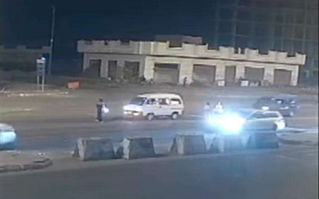 المناضلة المحامية أمل سوقي تتعرض لحادث مروري مروع في عدن (فيديو)