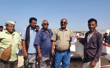 تدشين توزيع القوارب البحرية لدعم الصيادين في الخوخة