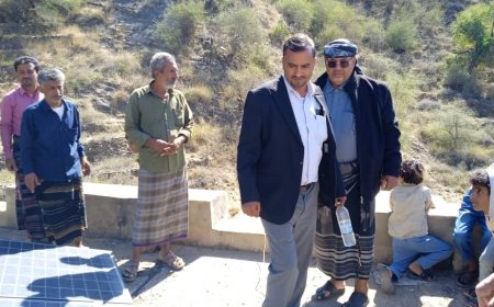 السلطة المحلية بيافع سرار تُسلِّم مشروع تأهيل وحدة صحية وخزان مائي بمنطقة كلسام 