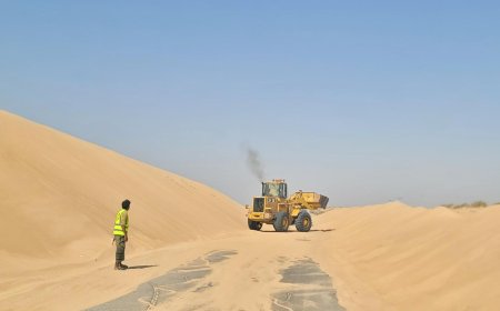 صندوق صيانة الطرق والجسور بشبوة يدشن العمل في إزالة الرمال من الخط الرئيسي عين بامعبد ـ عزان ـ عتق والخط الساحلي الدولي