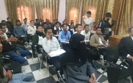 جامعة خليج عدن تناقش مشاريع التخرج لطلاب إدارة الأعمال