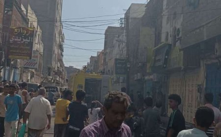 اندلاع حريق ضخم في مدينة عدن بشارع مقهى سكران