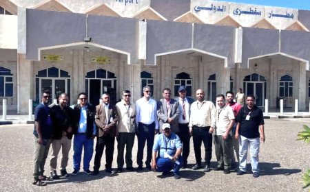 فريق من أمن الطيران يطلع على سير الإجراءات الأمنية في مطار سقطرى الدولي