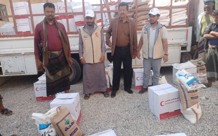 السلطة المحلية برضوم ترحب باستئناف عمل هيئة الهلال الأحمر الإماراتي بذراعها الإنساني بتوزيع عدد من السلال الغذائية في المديرية