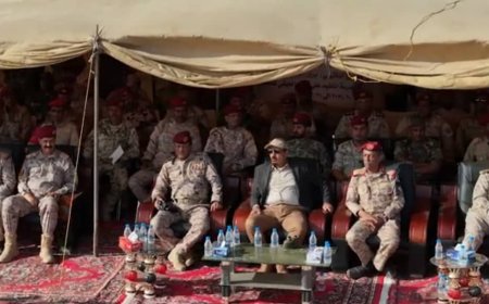 محافظ حضرموت ونائب رئيس هيئة الأركان يشهدان المشروع التكتيكي "برق" لسرية المشاة في الهجوم بالذخيرة الحية