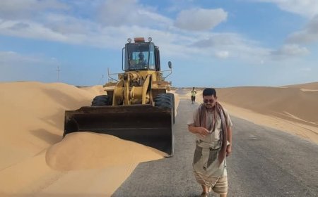 بتوجيهات المحافظ بن الوزير وبتمويل واشراف صندوق صيانة الطرق شبوة.. تواصل الأعمال في إزالة الرمال من الخط الدولي الساحلي