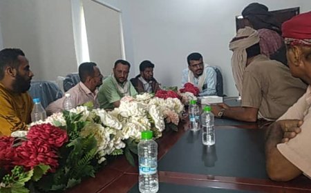 مدير مكتب الشباب والرياضة بمديرية المضاربة ورأس العارة يلتقي اللجنة المكلفة بتسيبر دوري شهداء المديرية 