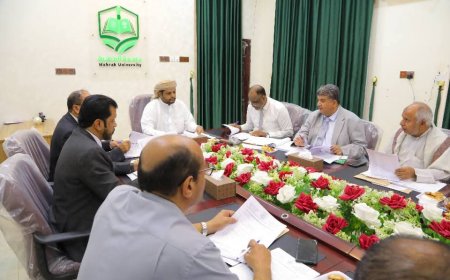 رئيس جامعة المهرة يترأس اجتماع مجلس الجامعة ويشيد بجهودهم