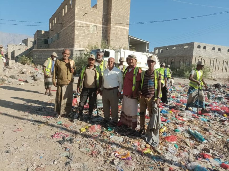 مدير تربية لودر يشارك في حملة النظافة أمام بوابة مجمع البنات التعليمي بزارة