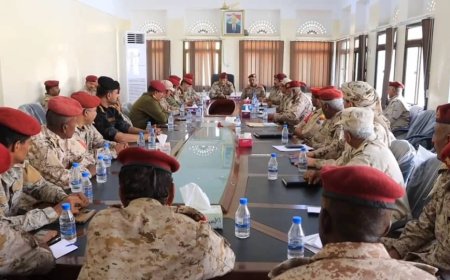 نائب رئيس هيئة الأركان يعقد اجتماعًا في المكلا لمناقشة جاهزية المنطقة العسكرية الثانية