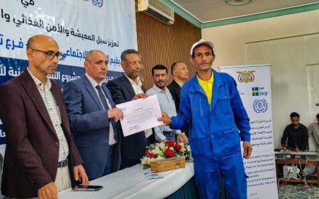 وكيل أول محافظة تعز يكرم خريجي مشروع التلمذة المهنية في مديرية المعافر 