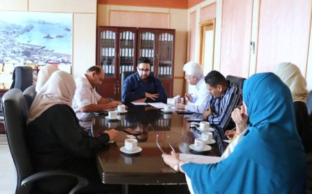 السقاف يناقش خطة التدريب والتأهيل للعام 2025 وبرنامج تمكين الشباب بمنحة المحافظ