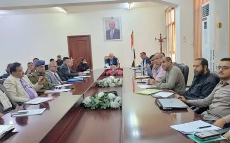 محافظ تعز يناقش تقارير الأداء للمكاتب التنفيذية 