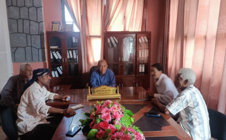 السلطة المحلية زنجبار والمصائد السمكية أبين يناقشان تحسين النظافة العامة لسوق الأسماك بالمدينة 