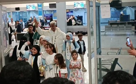 عقب أن حصدوا مراكز متقدمة بالقاهرة .. عباقرة مدارس النهصة الأهلية بأبين يصلون مطار عدن الدولي