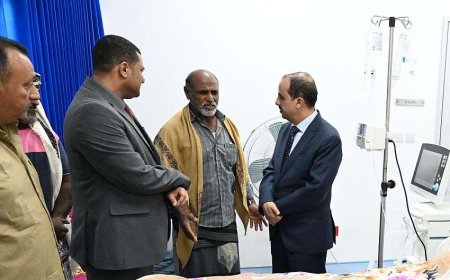 الإرياني يزور الشاعر بياضي ويشيد بإسهاماته في الحفاظ على اللغة السقطرية