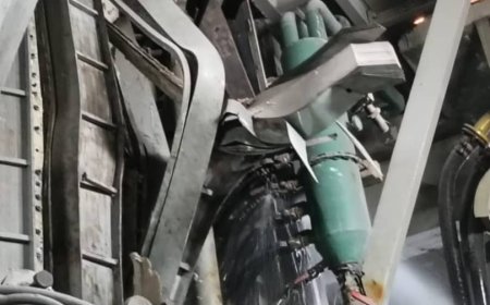 انفجار يهز مصنع الحديد والصلب في المكلا وتعطل آلات الكبس