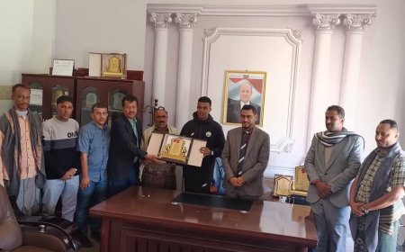 السلطة المحلية بمحافظة شبوة تكرّم الكابتن ممدوح بن عجاج عقب مشاركته في خليجي 26 