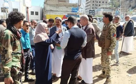 وكيل أول محافظة تعز يُسلّم مشروع إنشاء مجسم  بجولة وادي القاضي للجهة المنفذة