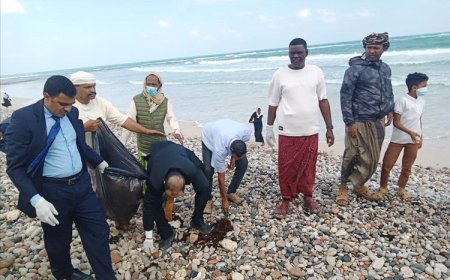 وزير الإعلام والثقافة والسياحة يشارك في حملة نظافة بسقطرى