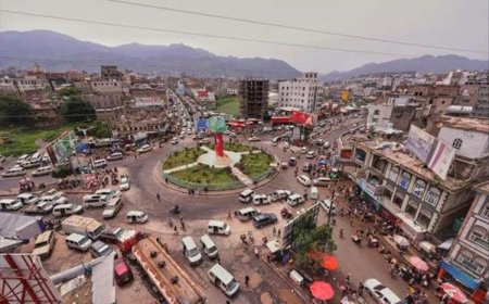 عصابة مسلحة تستهدف منزل مواطن وتحرق سيارة مواطن آخر في محافظة إب