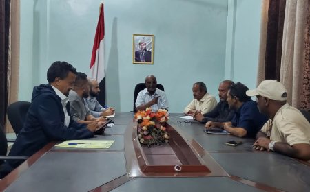السلطة المحلية بالحديدة ومنظمة "سوليدرتي" يناقشون تدخلات المنظمة بالخوخة