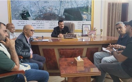 مدير عام المنصورة يناقش آلية عمل قسم تراخيص المهن التجارية بمكتب الأشغال العامة