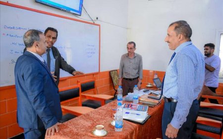 رئيس جامعة عدن يتفقد سير عمل لجنة إعداد برنامج الكفاءة في كلية اللغات