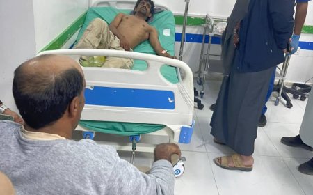 مدير عام شرطة شبوة يطمئن على صحة مدير أمن الطلح ويعزي في استشهاد اثنين من مرافقيه