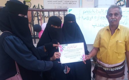 مركز عمر بن الخطاب لمحو الأمية ينظم فعالية تكريمية لتشجيع الدارسات بمديرية دارسعد في عدن