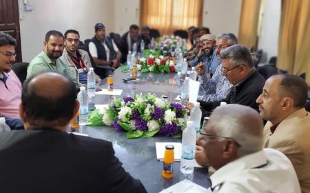 محافظ الضالع يناقش مع فريق الصليب الأحمر مشروع تربية النحل لتعزيز سبل المعيشة