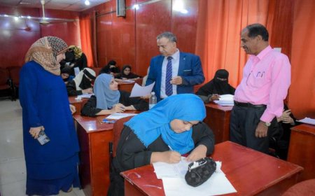 رئيس جامعة عدن يتفقد سير امتحانات الفصل الأول لبرنامج الماجستير في مركز المرأة
