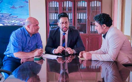 وكيل محافظة عدن السقاف يناقش آلية نقل الطلبة الجامعيين بتكلفة مخفضة