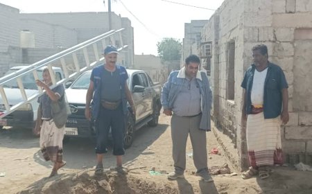 مدير عام الاتصالات بأبين يتفقد أعمال الصيانة الطارئة لكبينة "خمسة" بحي الطميسي مدينة زنجبار  