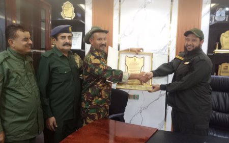 قائد القوات الخاصة بلحج يكرم العميد ناصر الشوحطي تقديراً لجهوده الأمنية البارزة