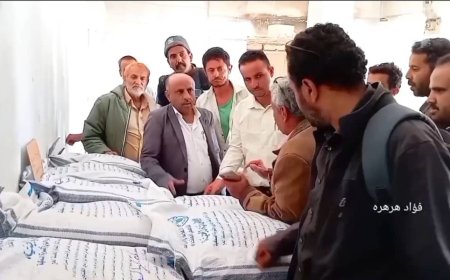 مدير عام الحصين يدشن توزيع بذور البنوك المجتمعية بالضالع