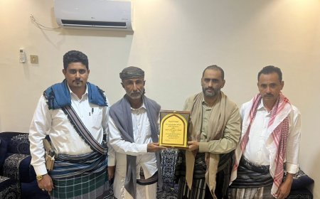 اللواء مرصع يكرم الشاعر القدير "أبو سيف الكازمي"