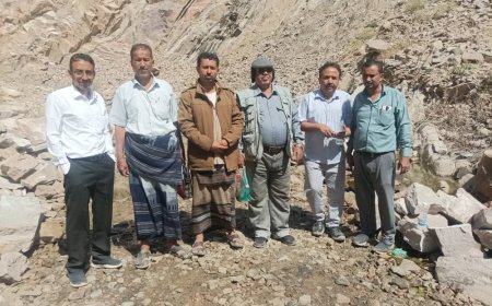فريق مسح ميداني يتحقق من الدراسات الميدانية لمشروع إنشاء حاجز مائي بيافع سرار 