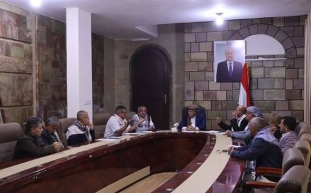 اجتماع برئاسة محافظ تعز يقر معالجة مطالب المعلمين واستئناف العملية التعليمية